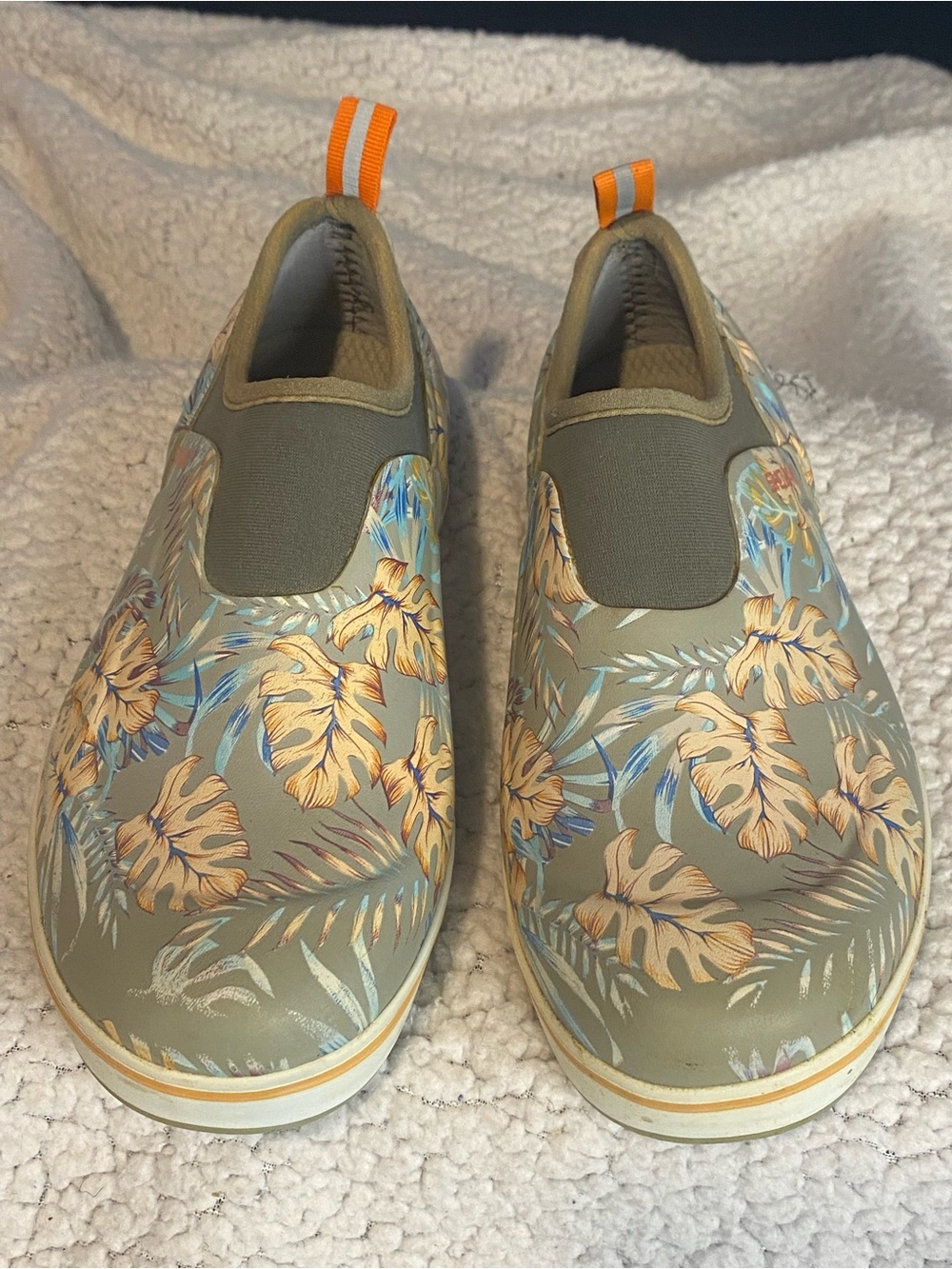 Womans Shdwave Waterproof Shoes Size 6. Leaf Pattern Excellent Condition